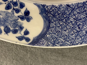 Une paire de plats en porcelaine de Chine en bleu et blanc, marque de Chenghua, Kangxi